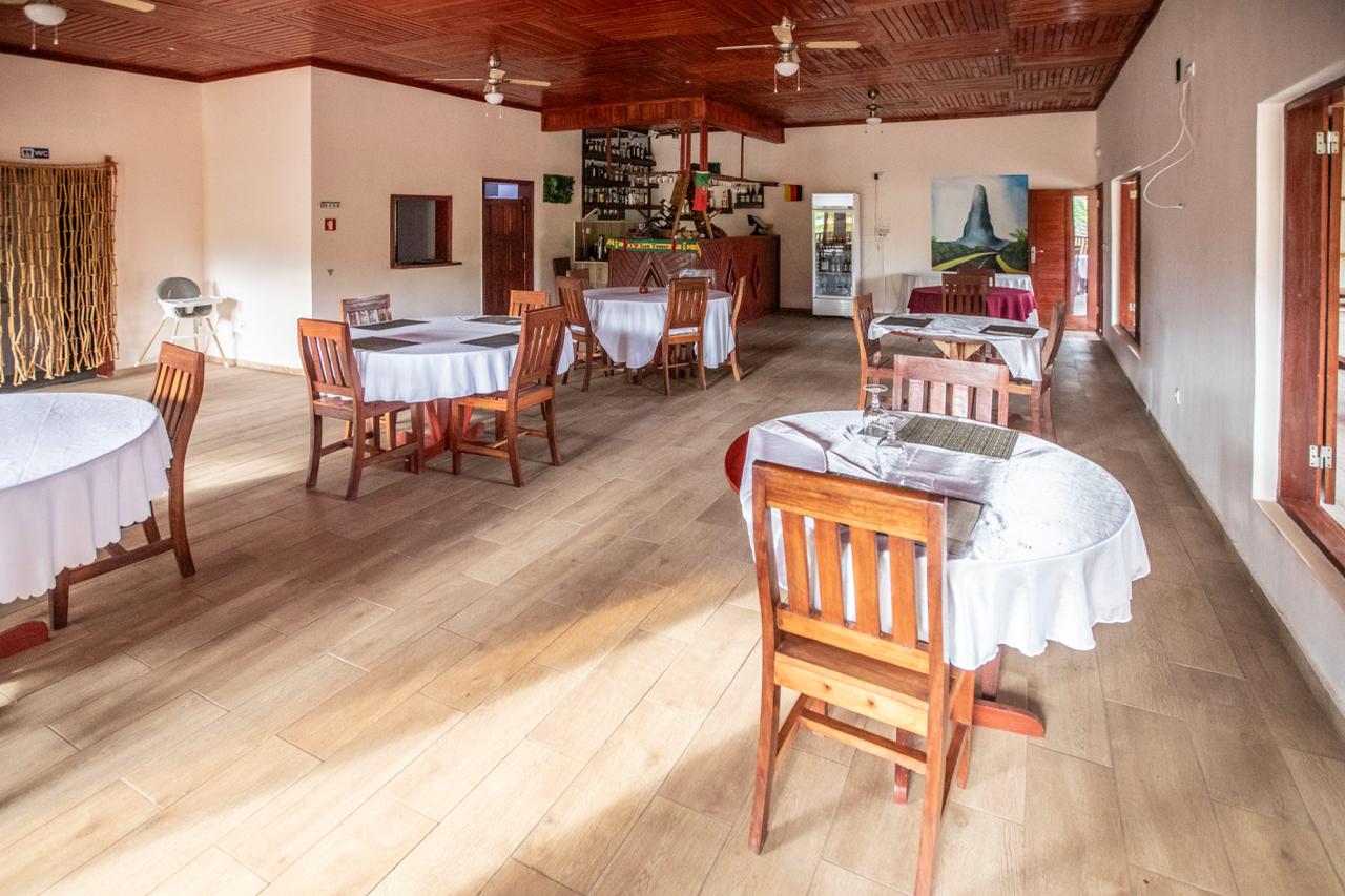 Quarto com cama clássica em madeira escura