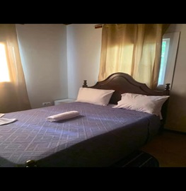 Quarto com cama clássica em madeira escura